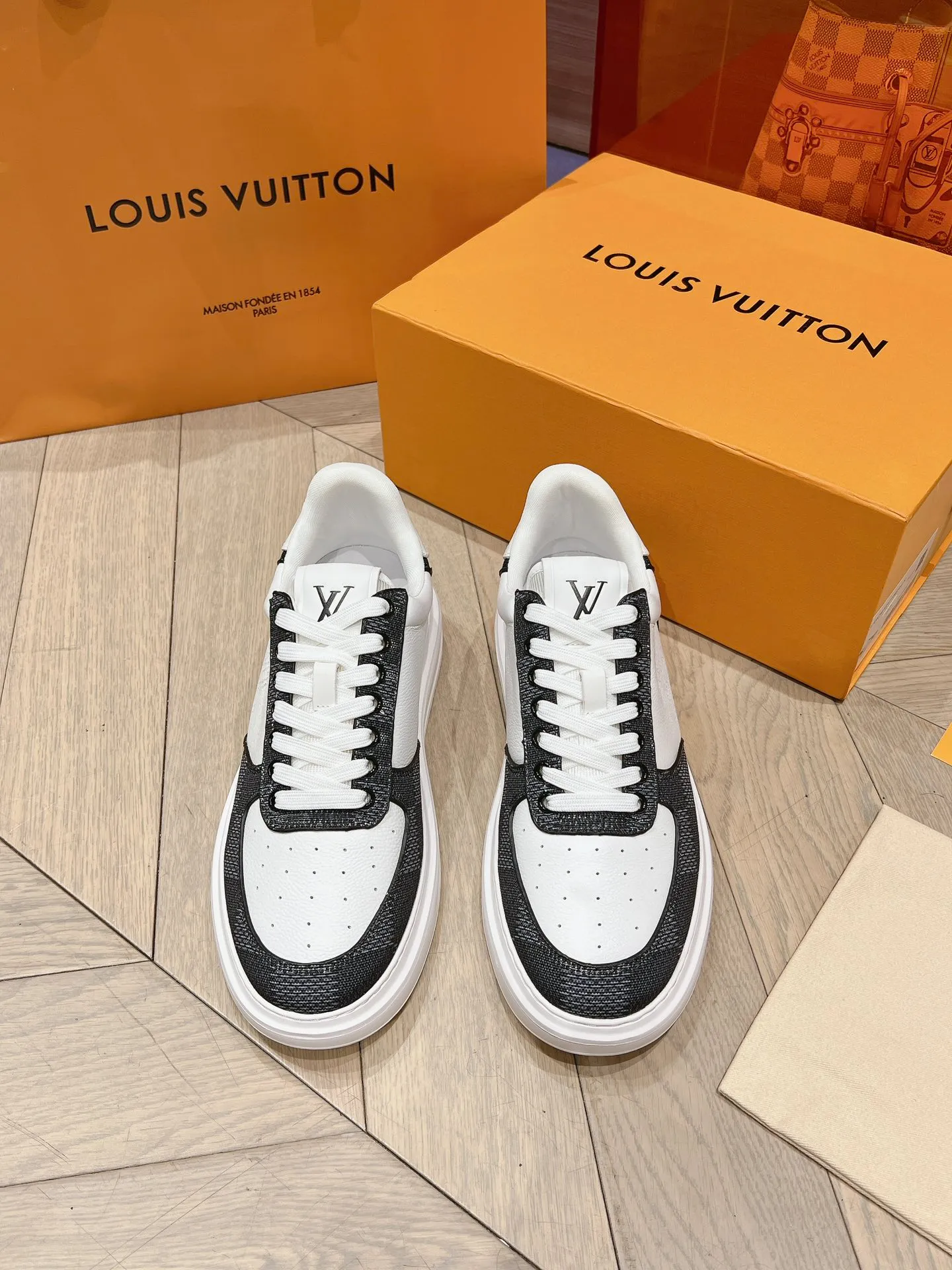 👟👟Ex-factory price 680👟👟 New LV white shoes for men, checkerboard series, plaid color matching, pure cowhide, 3D printed breathable holes, men's casual business travel shoes👟full of comfort, size: 37-45